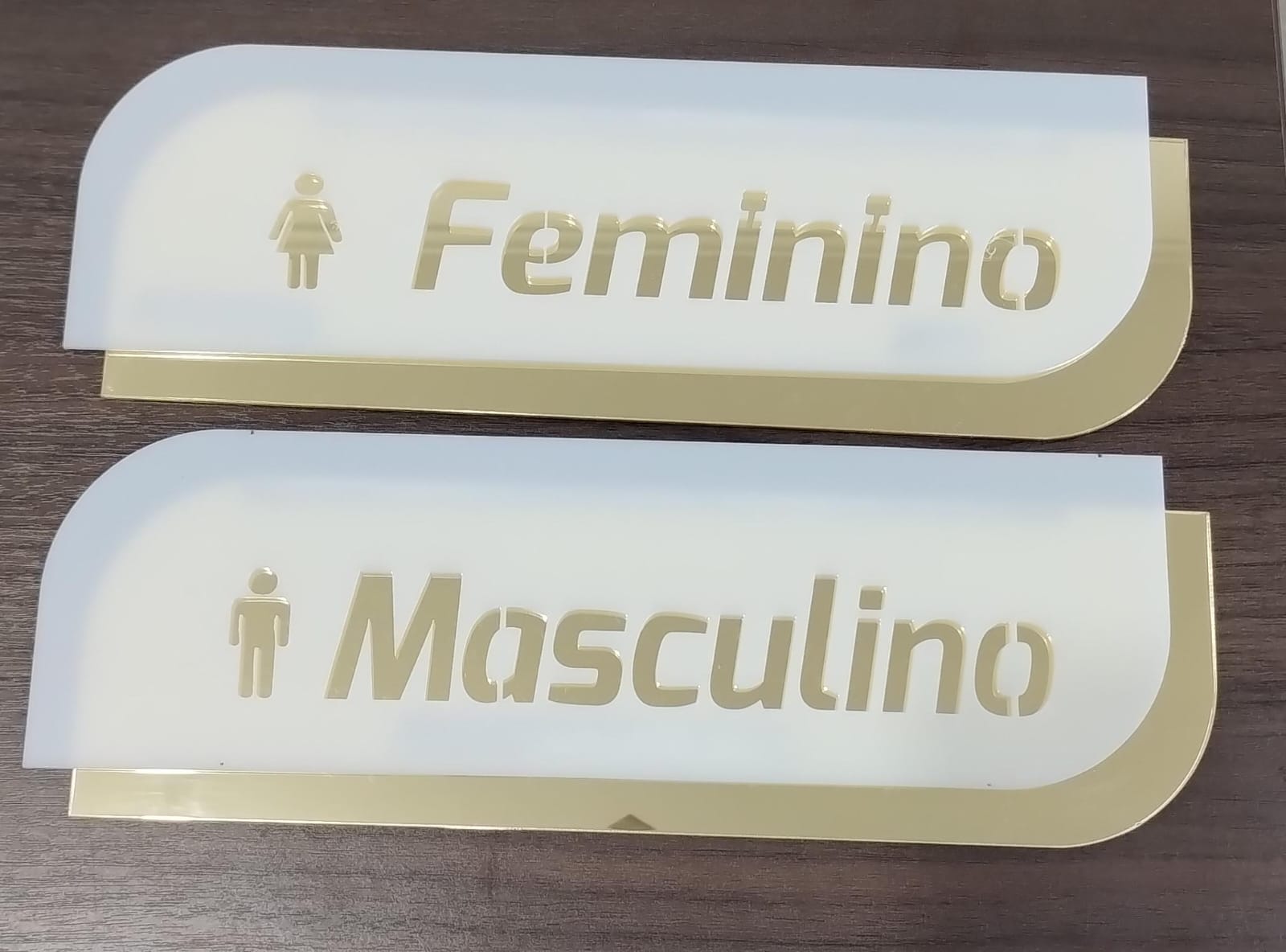 PLACA KIT BANHEIRO FEMININO/MASCULINO EM ACRILICO BRANCO /DOURADO ESPELHADO  27CM X 9CM